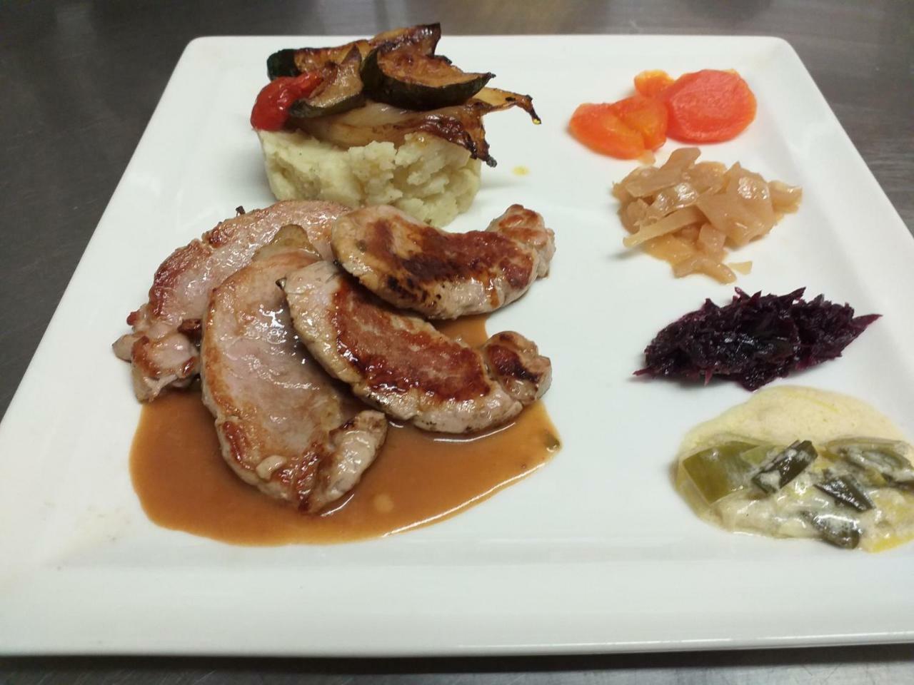 Logis Hotel Restaurant De La Dore Vertolaye Kültér fotó
